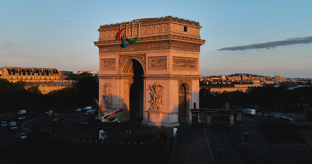 วงรีอาจิโต พาราลิมปิก เหนือประตูชัย Arc de Triomphe ฉลองปารีสจัดพาราลิมปิกฤดูร้อนครั้งแรก