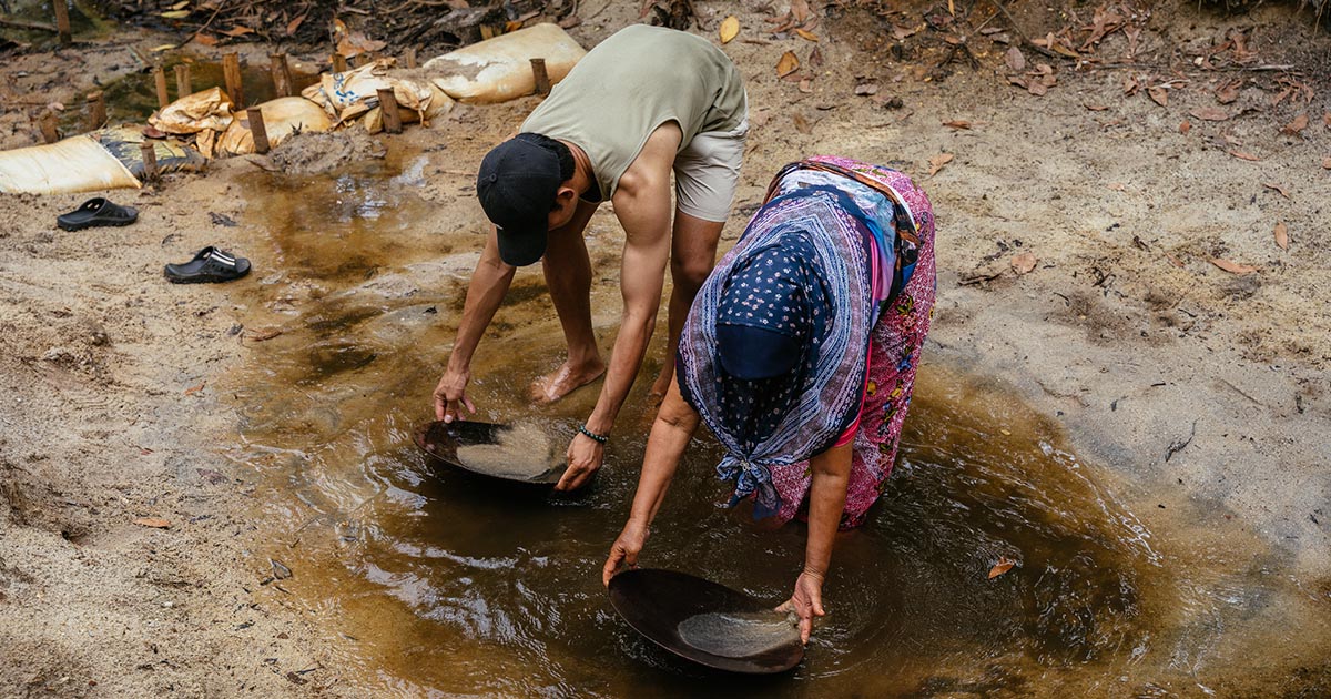 สัมผัสวิถีชุมชน บ้านท่าดินแดง พายเรือคายัคชมป่าโกงกาง  สาธิตการร่อนแร่แบบโบราณ